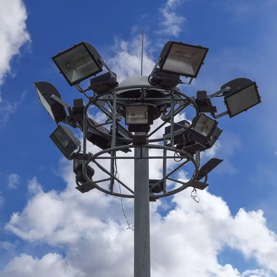 Stadium Spotlight/Floodlight Galvanized Steel/Metal High-Mast Solar Street Lighting/Light Pole with Factory Price