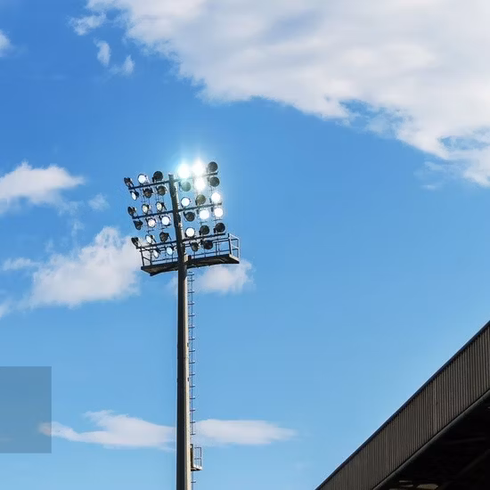 Stadium Spotlight/Floodlight Galvanized Steel/Metal High-Mast Solar Street Lighting/Light Pole with Factory Price